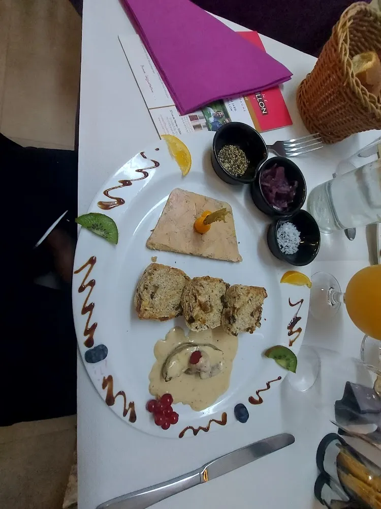 Foie Gras Poêlé Au Framboise Et Ses Petits Pains Au Fruit
